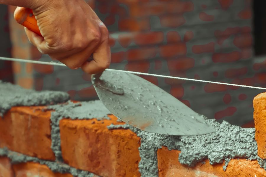 Montage d'un mur de briques à la truelle