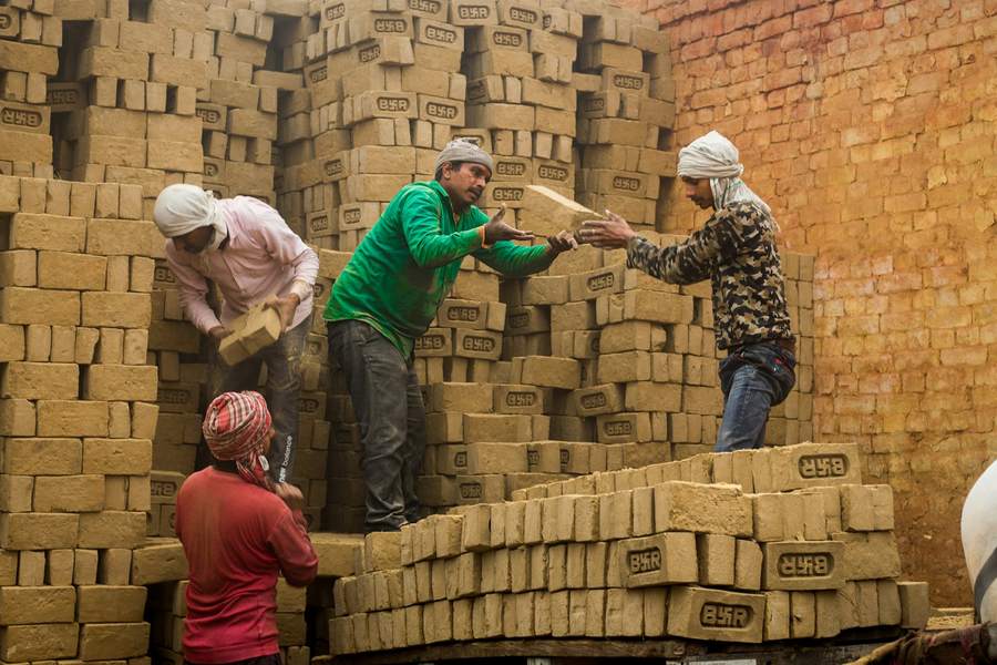 Équipe au travail autour d'un tas de briques