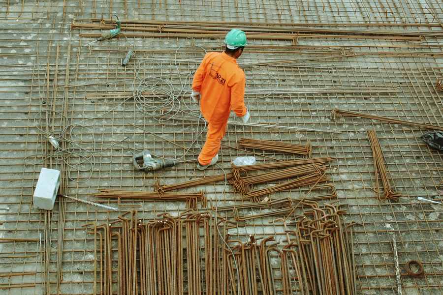 Ouvrier traversant un chantier