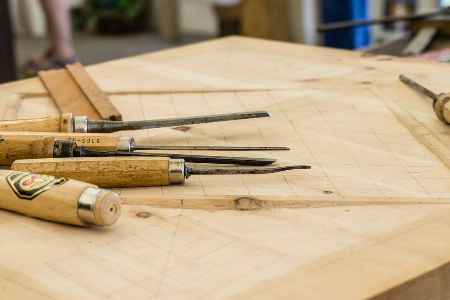 Outils à main alignés sur l'établi