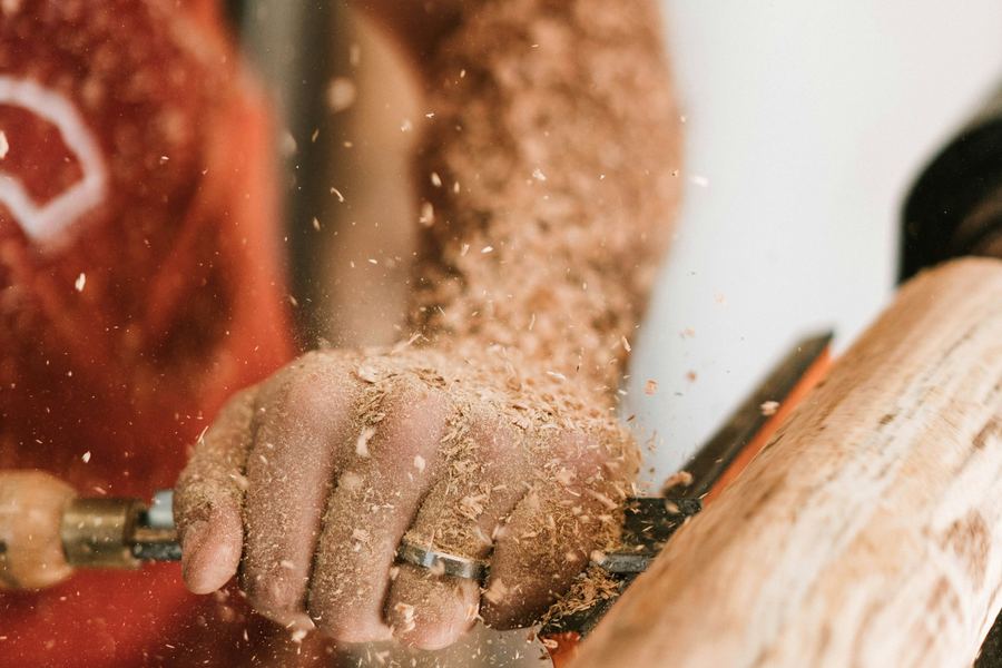 Pièce en bois tournée présentée en main