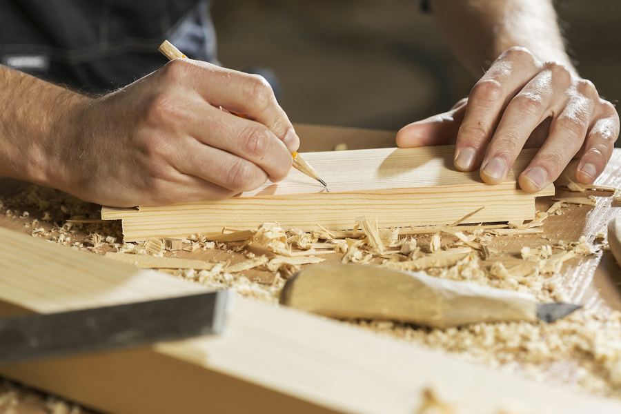 Découpe d'une pièce de bois