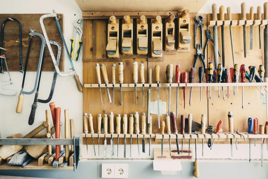 Outils rangés au tableau de l'atelier